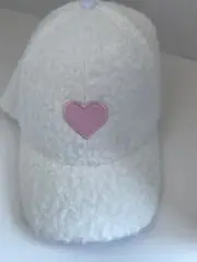 VALENTINE'S DAY SHERPA BASEBALL HAT WHITE HEART OSFM, NEW.