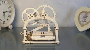 Ugears 自我推進模型 (Mechanical Etui 機動名片盒)