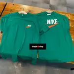 【SIMPLE SHOP】NIKE NSW 短袖 口袋 LOGO 刺繡 大勾 復古綠 重磅短T DM6426-365