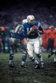 Quarterback Johnny Unitas Of The Baltimore Colts Drops Back 1971 NFL OLD PHOTO 4
