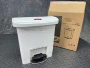 Rubbermaid Slim Jim Step-On Container, Front Step, 15L/4Gal -Unused