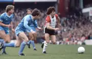 Kevin Keegan of Southampton is closed down by Kevin Bond and Ray - Old Photo