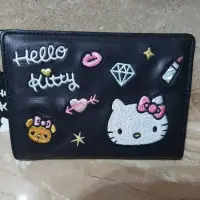 在飛比找蝦皮購物優惠-Hello Kitty 皮革電繡中型夾 售價1680元