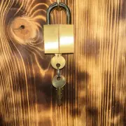 One NOS Vintage Yale No.7314 Padlock With 2 WORKING KEYS.