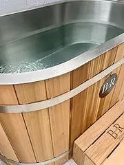 Plunge Pool, 316 Marine-Grade Stainless Steel, Canadian Red Cedar 120cm x 72cm x 70cm Touch Screen and WiFi-Enabled 1.35HP Chiller 2°C to 40°C Diagnostics, Filtration, and Ozone Infusion