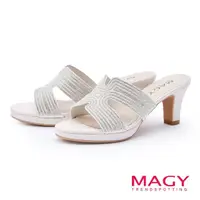 在飛比找momo購物網優惠-【MAGY】細緻排鑽珍珠粗高跟拖鞋(米色)