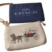 在飛比找momo購物網優惠-【COACH】coach 新款單寧馬車LOGO拉鍊大手拿 兩