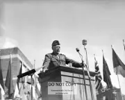GENERAL GEORGE PATTON ADDRESSING AUDIENCE IN HAMILTON, MASS - 8X10 PHOTO (CC901)