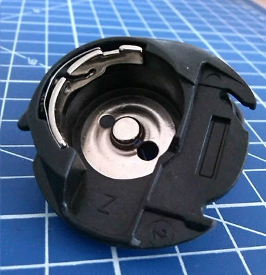 SINGER Sewing Machine Futura CE 100 200 150 250 350 Bobbin Case #051045(87061)