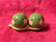 Pfaltzgraff Two Peas On A Pod Salt & Pepper Shaker Set NOT Magnetic! NEW in Box!