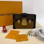 LOUIS VUITTON 路易威登 LV TRUNK CLUTCH 經典塗層帆布 小牛皮 盒子包 鏈帶包 M43596