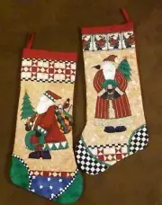 COUNTRY COTTAGE SET/2 OLD TIME SANTA CHRISTMAS TREES & WREATHS QUILTED STOCKINGS