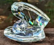 GORGEOUS BRAND NEW HEAVY CRYSTAL CLAM SHELL FIGURINE w/ FAUX DIAMOND INSIDE. NWT