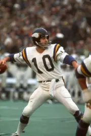 Fran Tarkenton Minnesota Vikings drops back to pass v the Miami D- 1974 Photo 1