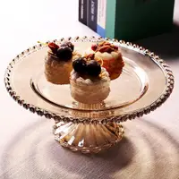 在飛比找ETMall東森購物網優惠-輕奢創意精致蛋糕盤透明玻璃裝喜糖甜品盤展示高腳點心水果盤拼盤