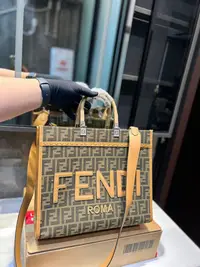 在飛比找Yahoo!奇摩拍賣優惠-【二手】  芬迪Logo的托特包fendi tote 好看又