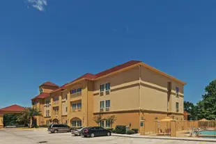 La Quinta Inn and Suites by Wyndham Cleveland TX