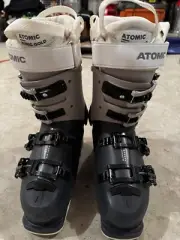 New Women’s Atomic Hawx 95 Ski Boots Size 24.5 (shoe Size About 8).