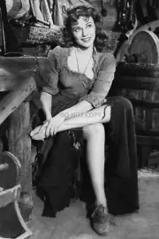 ACTRESS PAULETTE GODDARD - *8X12* PUBLICITY PHOTO (OP-324)