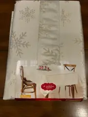 ST NICHOLAS SQUARE SNOW FLAKE TABLE CLOTH 60 x 84 OBLONG. NEW