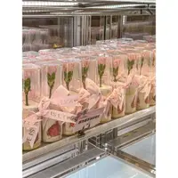 在飛比找ETMall東森購物網優惠-2023母親節蛋糕裝飾手捧玫瑰康乃馨圓形直筒杯草莓慕斯杯手提