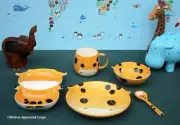 KIDS GIRAFFE DINNER SET (5-PIECE) -NIB- GIVE THE LITTLE ONE SOME JUNGLE LOVE!