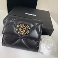 在飛比找蝦皮購物優惠-全新 Chanel 香奈兒 19系列 黑色配桃紅 短夾 皮夾