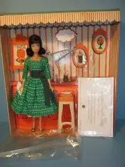 2008 CAMPUS SWEET SHOP MIDGE DOLL, FASHION, DRINK TRAY, STAND, COA, BOX LE 6,710