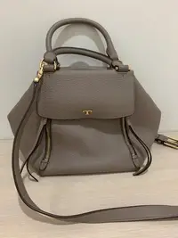 在飛比找Yahoo!奇摩拍賣優惠-Tory burch~ Half-Moon Satchel 