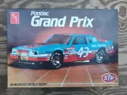 AMT Pontiac Grand Prix 1:16 scale model car kit SH