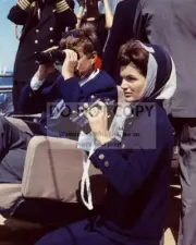 PRES JOHN F. KENNEDY & FIRST LADY JACKIE WATCH AMERICA'S CUP 8X10 PHOTO (AA-693)