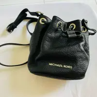 在飛比找蝦皮購物優惠-Michael Kors 真皮迷你水桶包