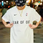 FEAR OF GOD ESSENTIAL NBA FOG 中性寬款 T 恤