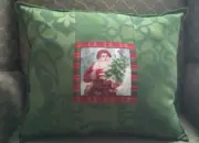 COUNTRY COTTAGE VICTORIAN OLD TIME SANTA GREEN & PLAID CHRISTMAS PILLOW - NEW