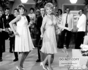 LUCILLE BALL AND CAROL BURNETT - 8X10 PUBLICITY PHOTO (AZ480)