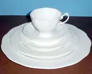 Royal Albert Hampton White 5 Piece Dinner Place Setting Scalloped Rim New No Box