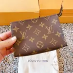 LV 路易威登 MONOGRAM 梳洗包15 經典 小巧手拿包 小號 化妝包 手拿包 M47546 現貨