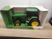 1995 Ertl John Deere 8200 Tractor 1:16 Scale NIB