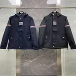 秋冬新款 THOM BROWNE 連帽風衣夾克，兩色入超強防水功能性 TB 風衣外套 連帽外套 防風防雨 男女外套 情侶