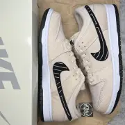 Nike SB Dunk Low X Albino & Preto “Pearl White” - US10 - DS