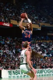 Kenny Walker New York Knickerbockers shoots v Larry Bird Boston Ce- Old Photo