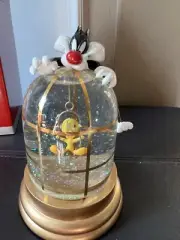 SUPER RARE Goebel WB Looney Tunes Puddy Tat Trouble Music Box Snowglobe NEW