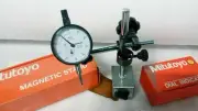 MITUTOYO MAGNETIC BASE 7010 S -10 WITH MITUTOYO DIAL INDICATOR 2046S